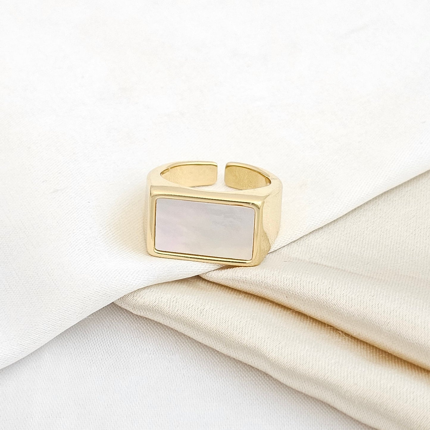 ANILLO RECTANGULAR CON NACAR DORADO RF K5266