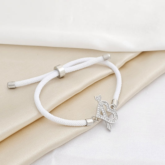 PULSERA AJUSTABLE BLANCA HERRAJE CORAZON FLECHADO PLATEADA RF K3113