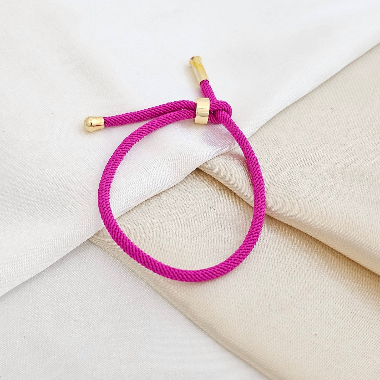 PULSERA CORDON FUCSIA BROCHE DORADO RF K4211