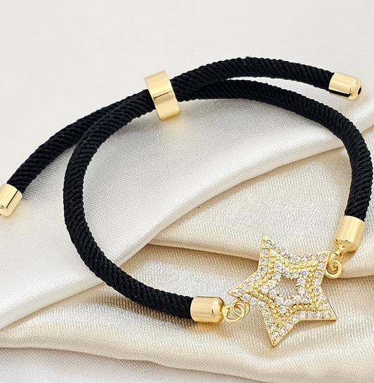 PULSERA AJUSTABLE NEGRA C/ HERRJ TRIPLE ESTRELLA DORA