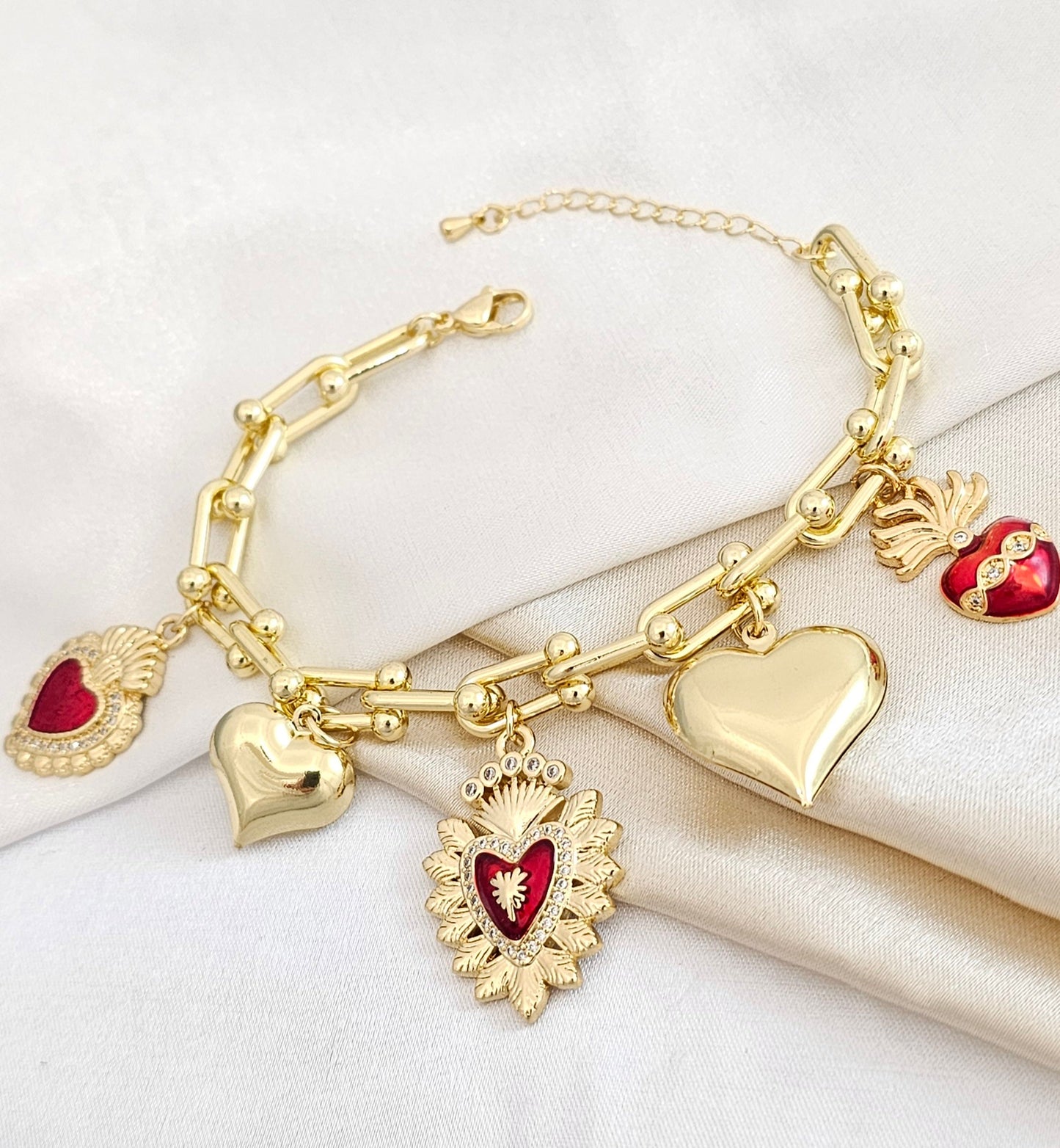 PULSERA ESLABONES DORADO DIJES CORAZONES ROJOS RF K4879