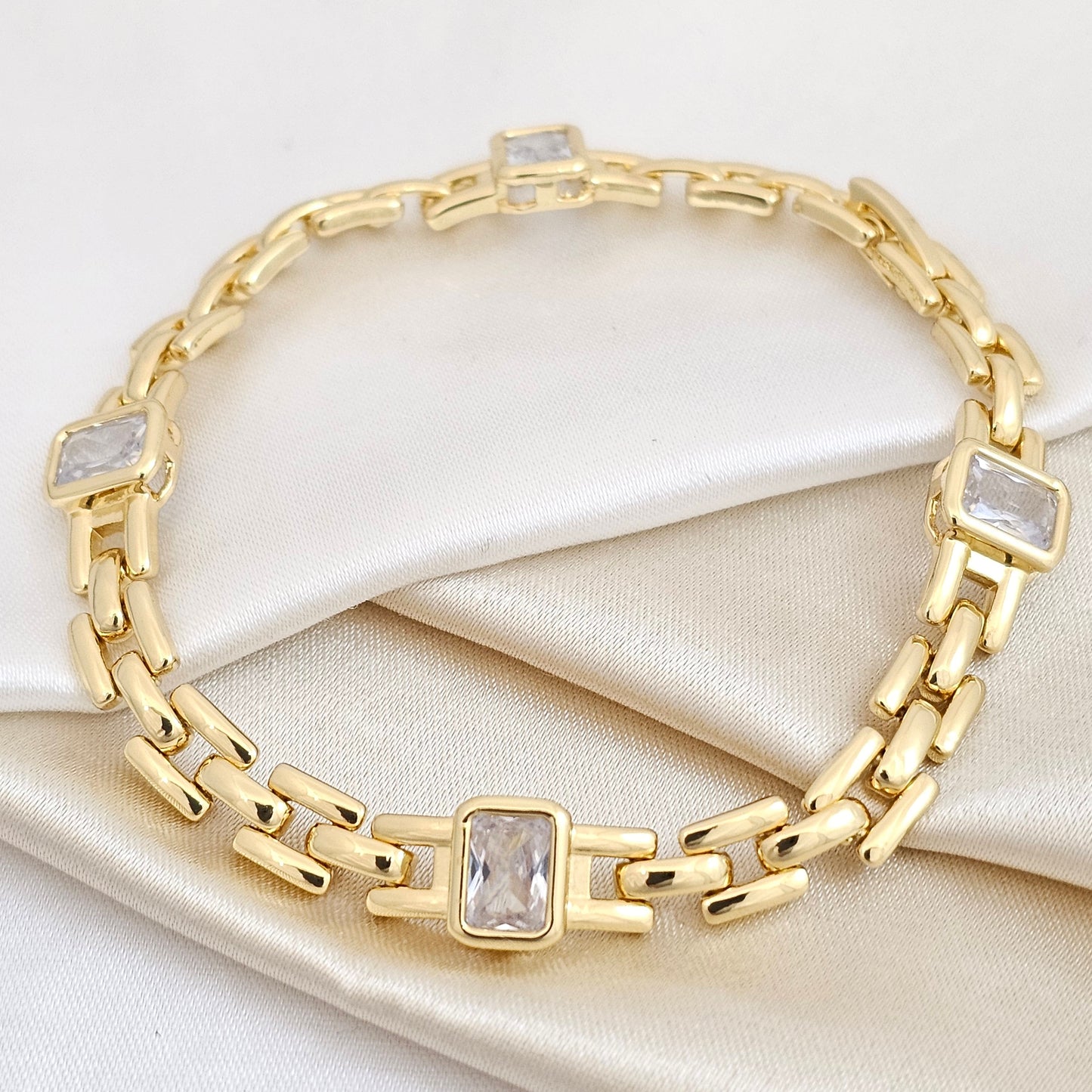 PULSERA CUADROS Y CIRCONES CON BROCHE DORADO RF K4944