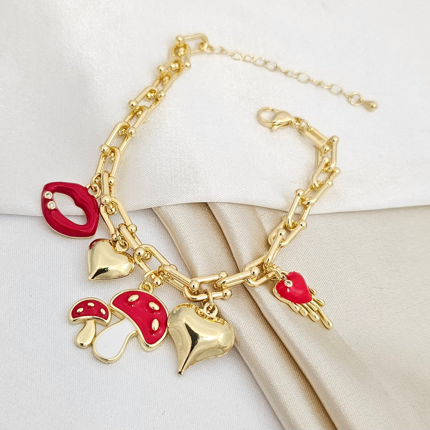 PULSERA DORADO DIJE CORAZON BESO Y HONGO ROJO RF K5294