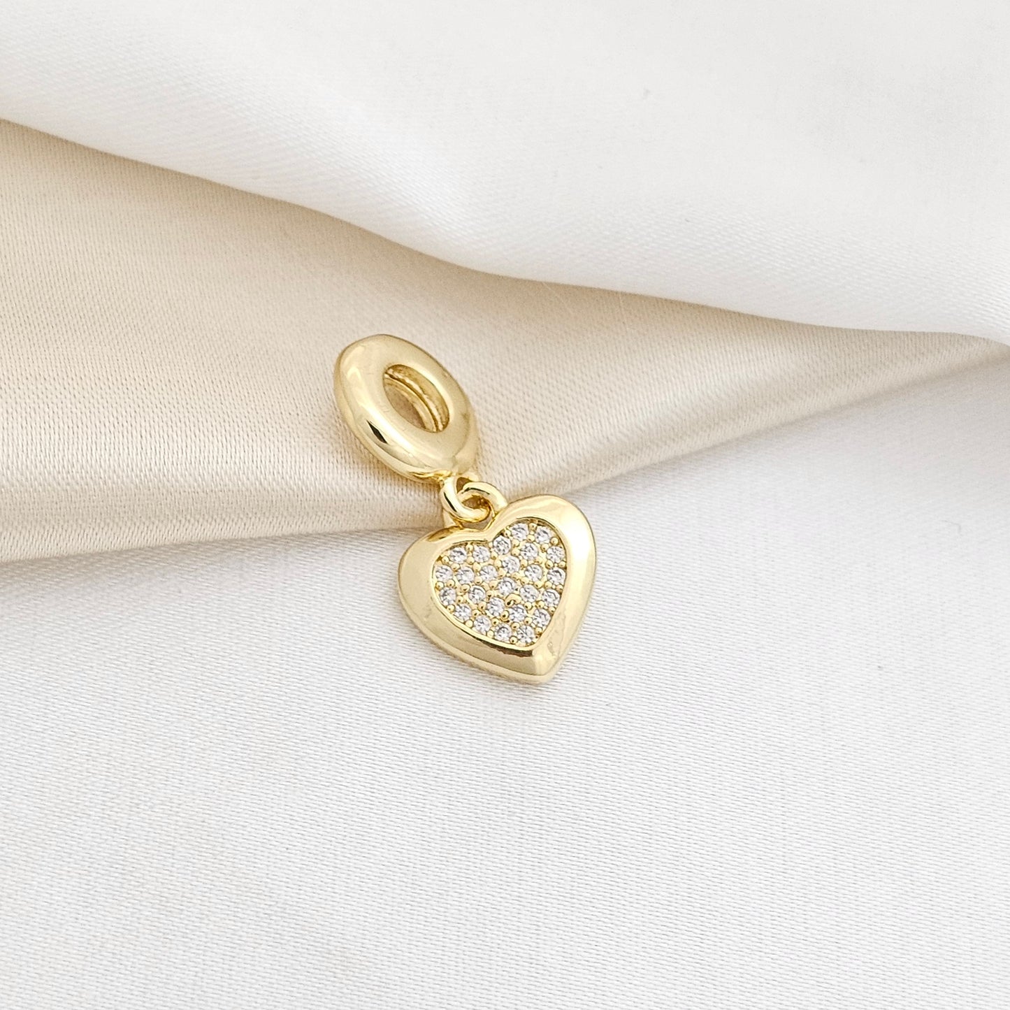 CHARM CORAZON CON CIRCONES PEQUEÑOS DORADO RF K3946