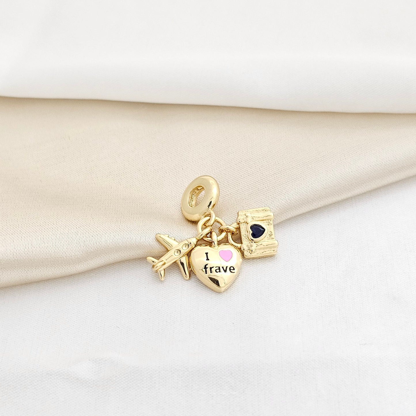 CHARM CORAZON AVION Y MALETA DORADO RF K3961