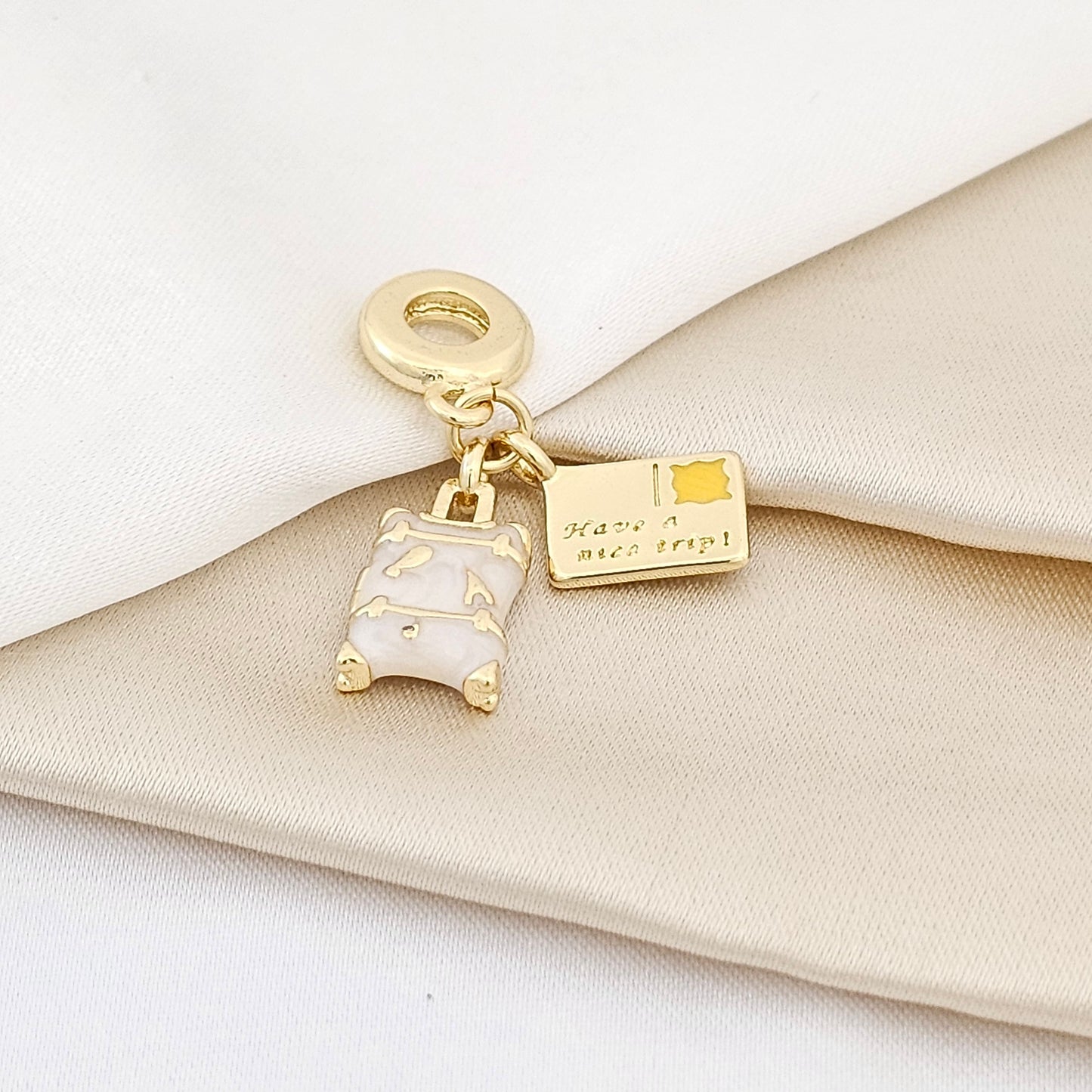 CHARM MALETA BLANCA Y PASAPORTE DORADO RF K4238