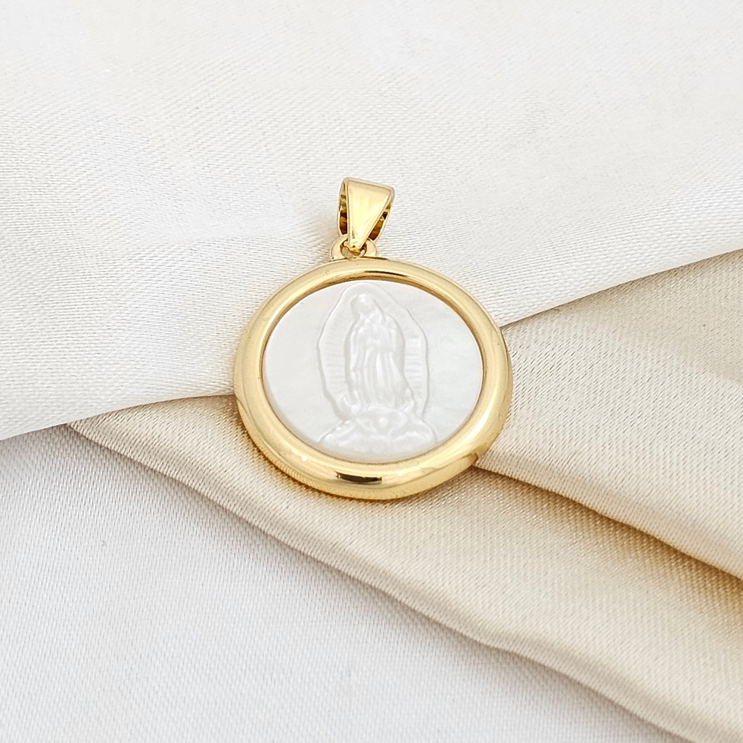 DIJE CIRCULO BLANCO CON VIRGEN DE GUADALUPE RF K4663