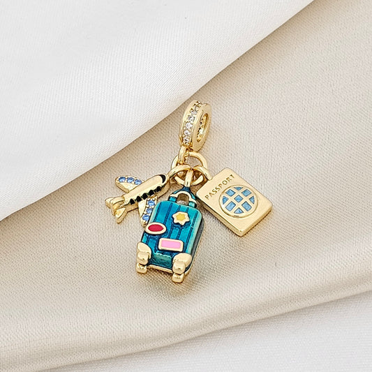 CHARM MALETA AZUL AVION Y PASAPORTE DORADO RF K5358