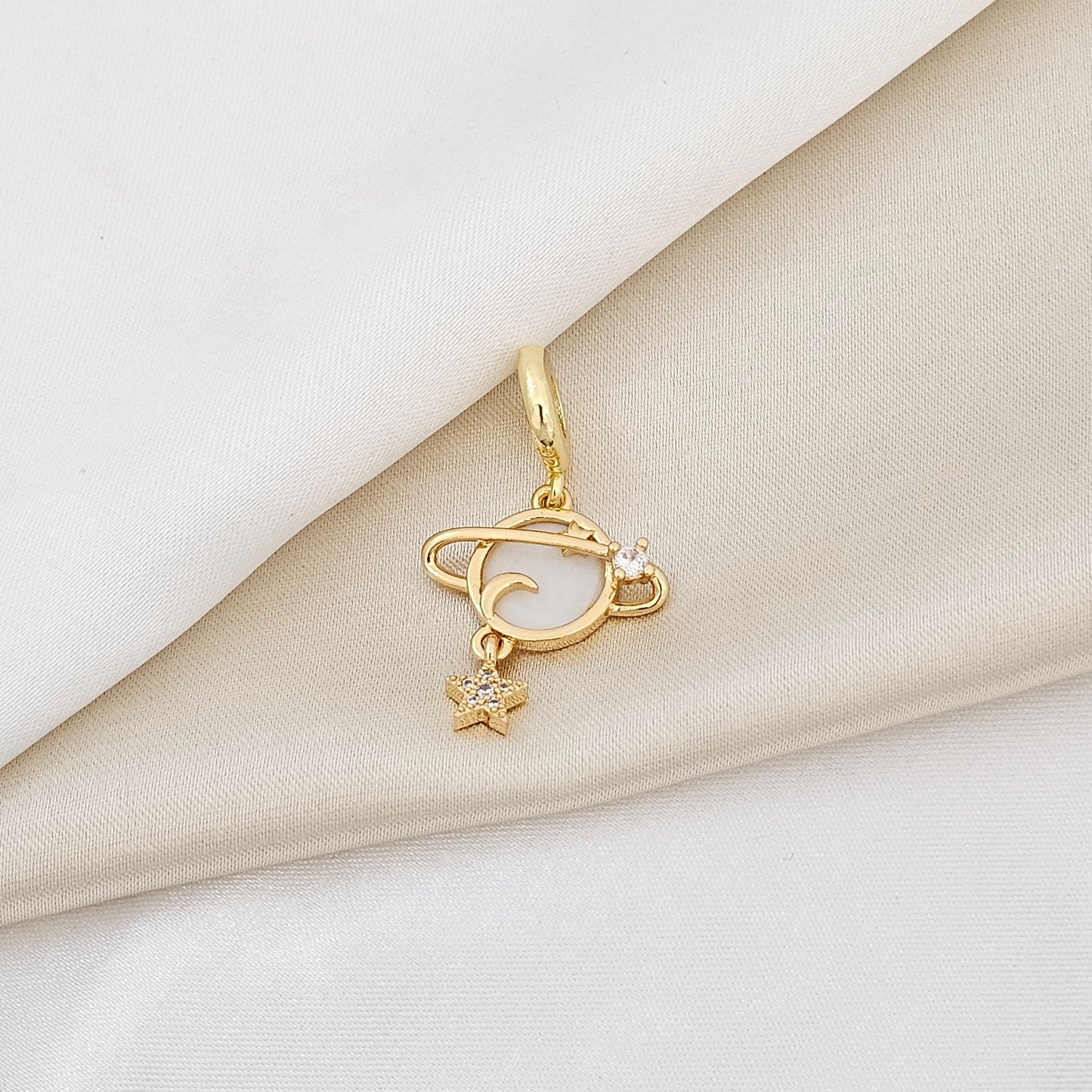 CHARM PLANETA BLANCO ESTRELLAS Y LUNA DORADO RF K5365