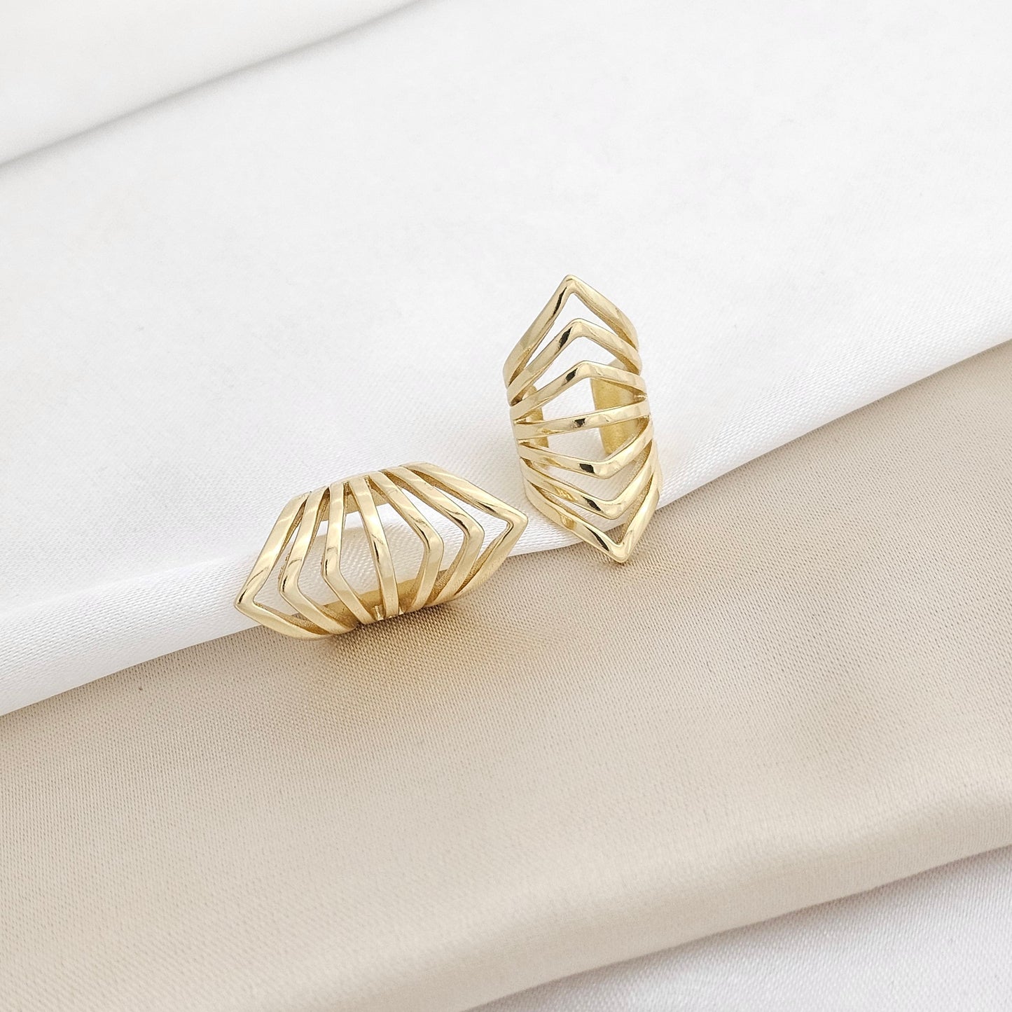 EARCUFF LINEAS TRIANGULAR DORADO RF K3318