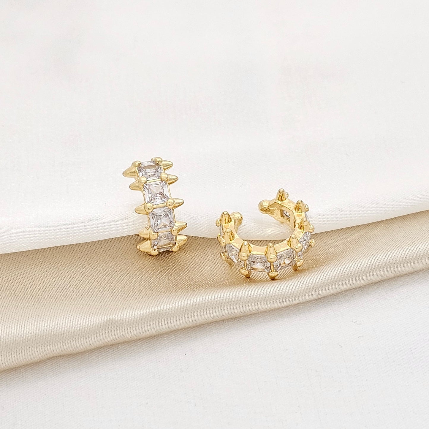 EARCUFF CLAVOS Y CIRCONES DORADO RF K3755