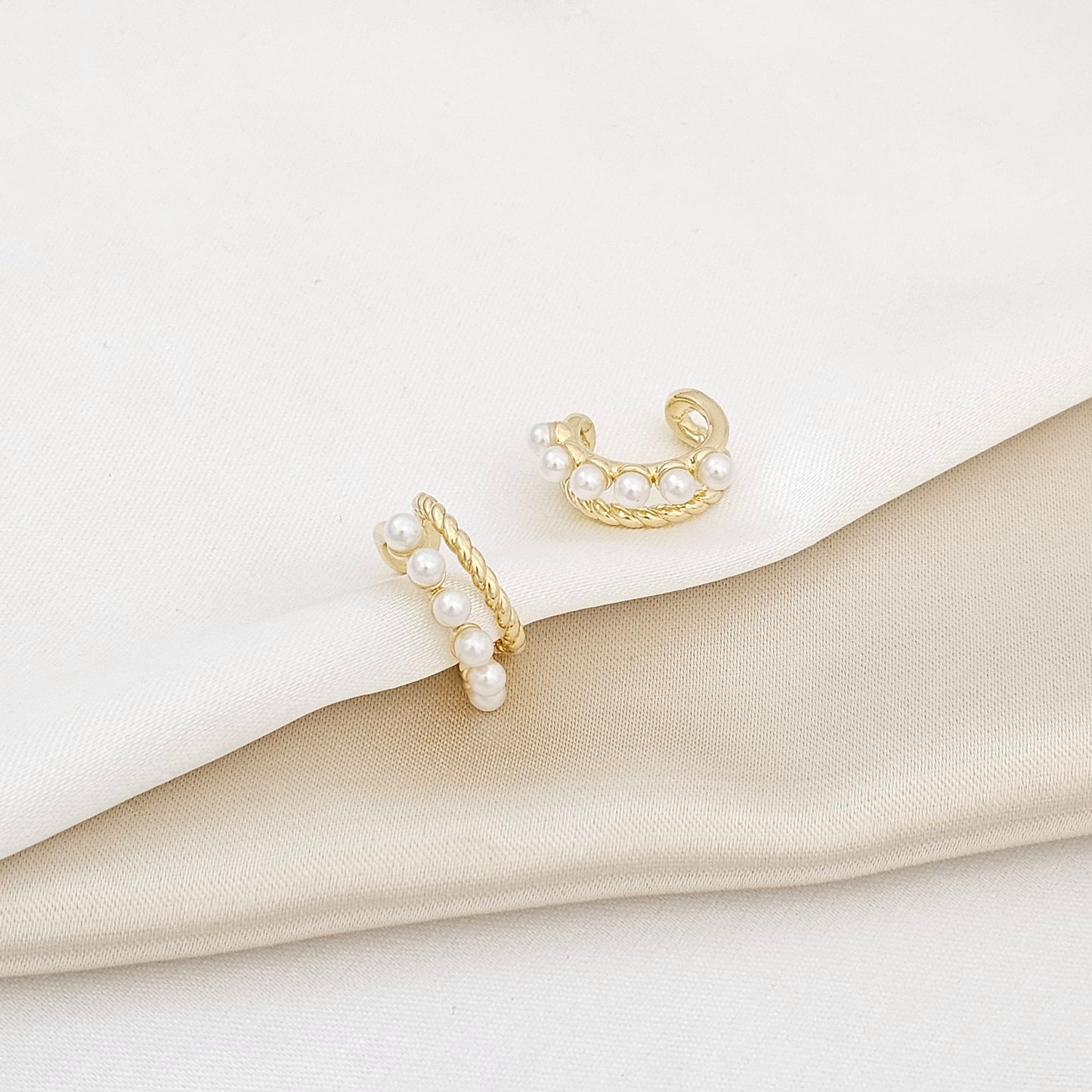 EARCUFF DOS LINEAS TRENZADA Y PERLAS DORADO RF K5396