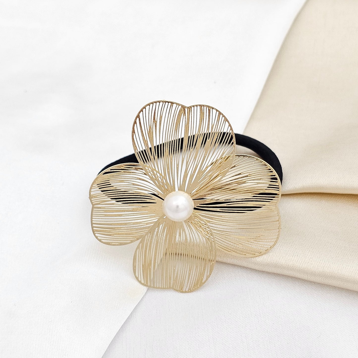 PONY CUFF FLOR CON PERLA DORADO RF K4085